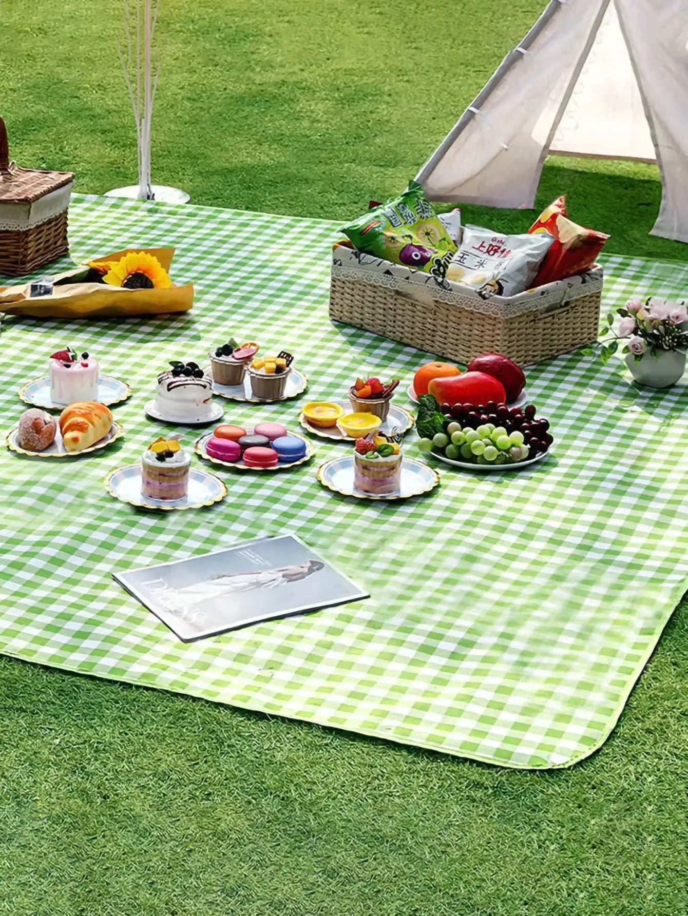 Outdoor & Picnic Oxford Blanket Extra Large Sand Proof and Waterproof Portable Beach Blanket for Camping Hiking